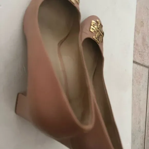 Tory Burch Blush Oak Raleigh Pump runway gold logo dress shoes rare heels - Picture 9 of 11